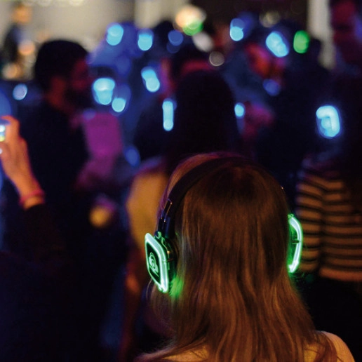 Fiesta silenciosa con auriculares