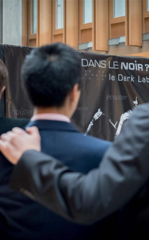 Participants à un événement d'entreprise Dans le Noir ?, favorisant collaboration et immersion sensorielle
