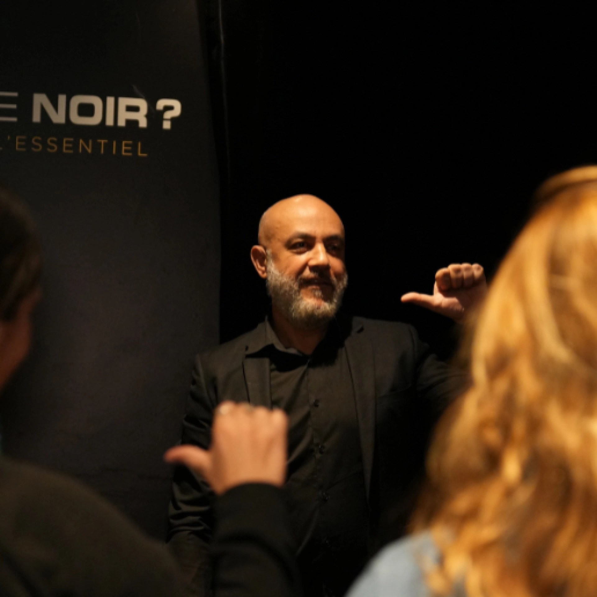 Participantes en el café Dans le Silence! escuchando al experto sensorial Dans le Noir?