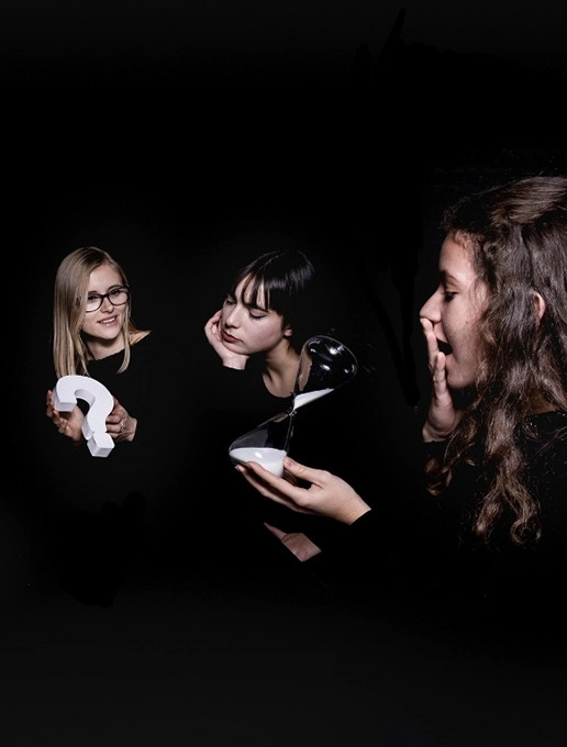 Grupo de amigos resolviendo los acertijos del escape game Dans le Noir ?