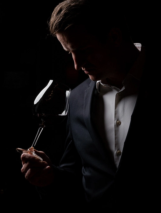Un hombre participando en un taller de vino en el espacio sensorial Dans le Noir ?