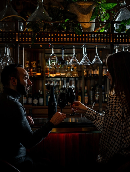 Dúo compartiendo un momento en el restaurante Dans le Noir ?