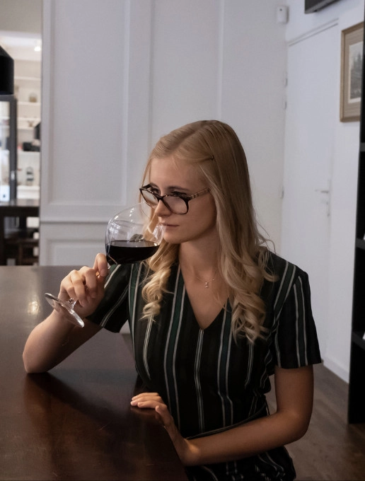 Persona oliendo una copa de vino durante una formación Dans le Noir ?