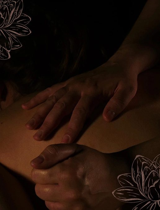 Femme profitant du massage dans un Spa Dans le Noir ? qui lui a été offert