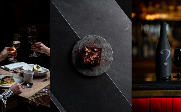 Montage de trois scènes gastronomiques : un dîner raffiné avec un toast au vin, un plat artistique sur une assiette en pierre, et une bouteille de vin mystère accompagnée de verres dans un bar élégant.