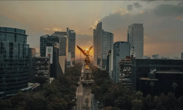 Vue aérienne de l'Ange de l'Indépendance et du Paseo de la Reforma à Mexico City au coucher du soleil,
