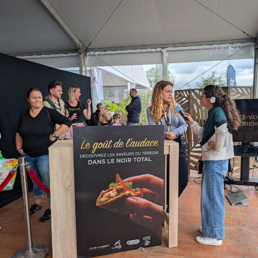 Visiteurs attendant de vivre une dégustation dans la boîte noire à la Foire de Sedan