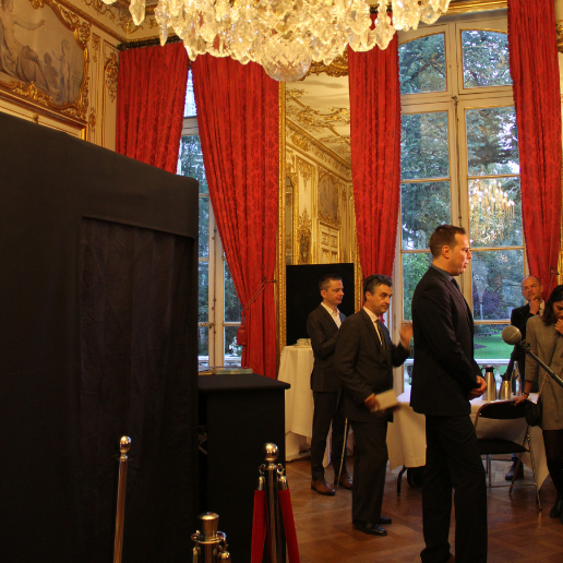 Personnes qui vont tester la boîte noire de Dans le Noir ? lors d’une expérience à Matignon