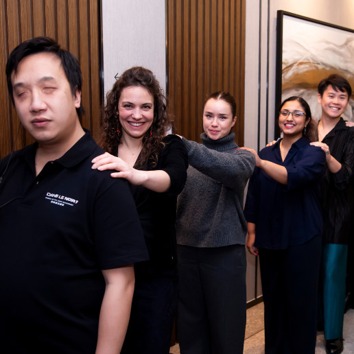 Groupe Team building en fil indienne pour rentrer dans la salle noire