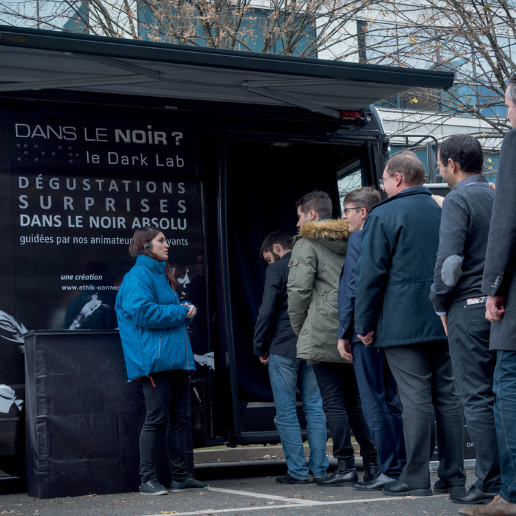 Personne s'apprêtant à rentrer dans le mobilab de Dans le Noir ? pour vivre une expérience unique