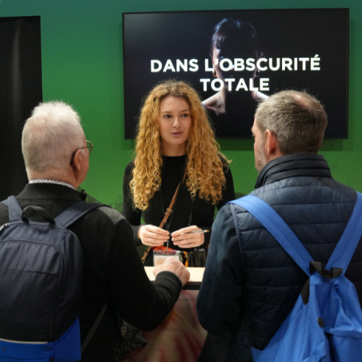 Chef de projet de Dans le Noir ? expliquant à des personnes l’expérience boîte noire au Salon international de l’agriculture