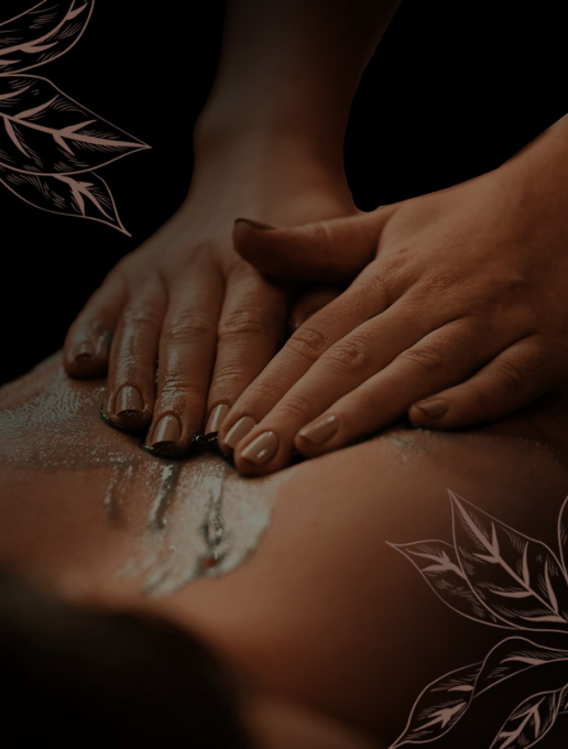 Manos masajeando la espalda de una persona.