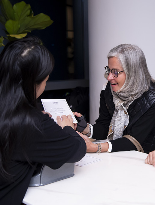 Experte Dans le Noir ? partageant ses connaissances sur le handicap avec une femme.