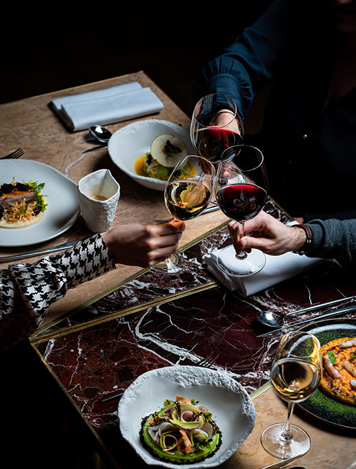 Convives au restaurant Dans le Noir ? partageant un moment convivial ensemble