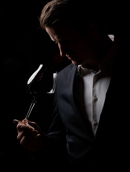 Un homme participant à un atelier vin à l’espace sensoriel Dans le Noir ?