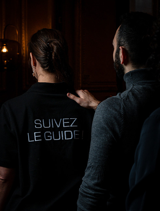 Guide-serveuse au restaurant Dans le Noir ?