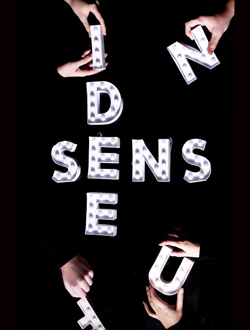 Groupe résolvant une énigme au sein de l’escape game Dans le Noir ? Paris