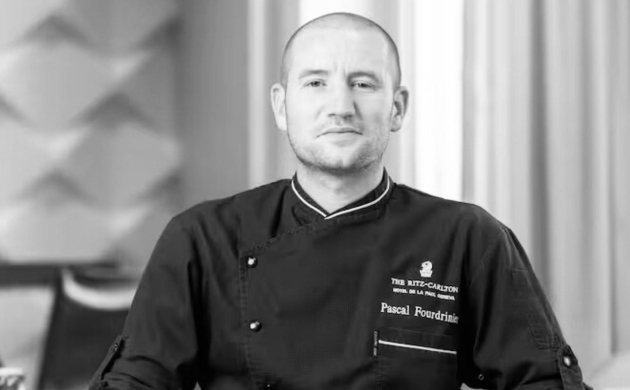 Portrait du chef Pascal Fourdrinier en tenue de cuisine au Ritz-Carlton
